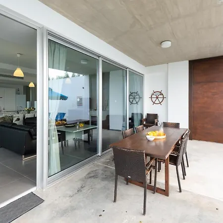 Seafront Sea Gem - Private Area & Infinity Pool וילה